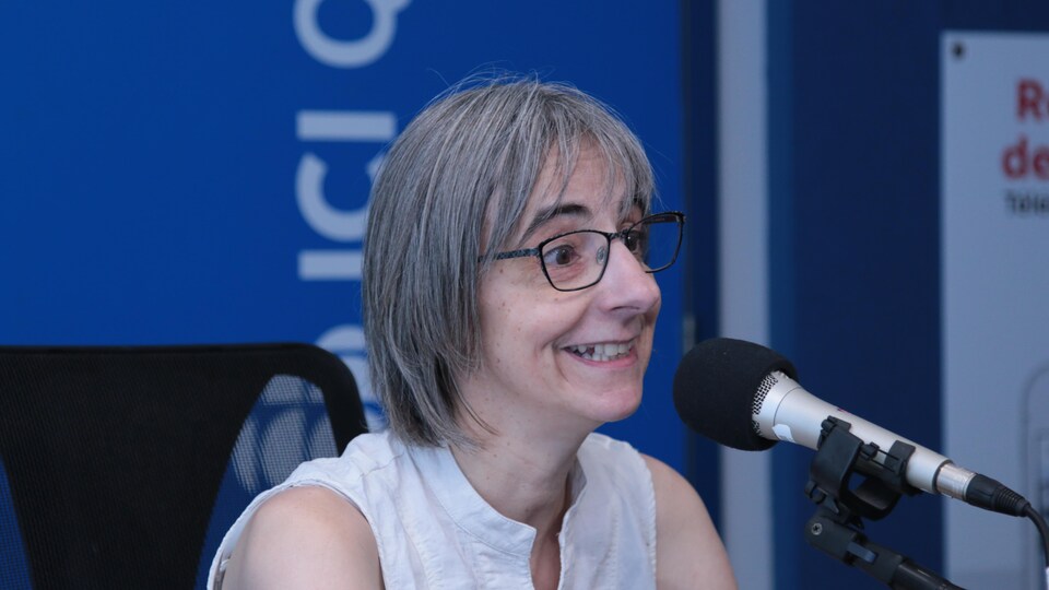 Chantale Savoye en entrevue en studio.