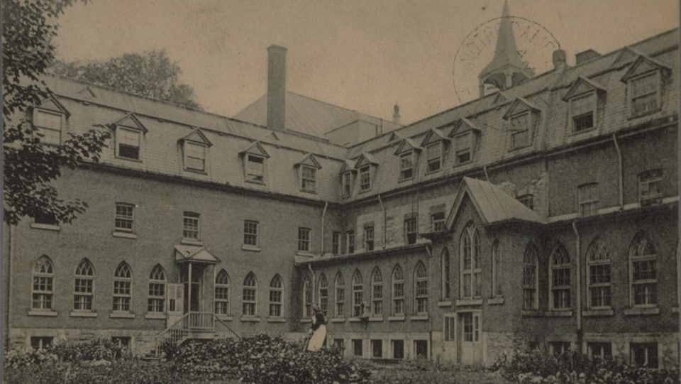 Une carte postale en noir et blanc qui représente l'extérieur du couvent des franciscains à Montréal