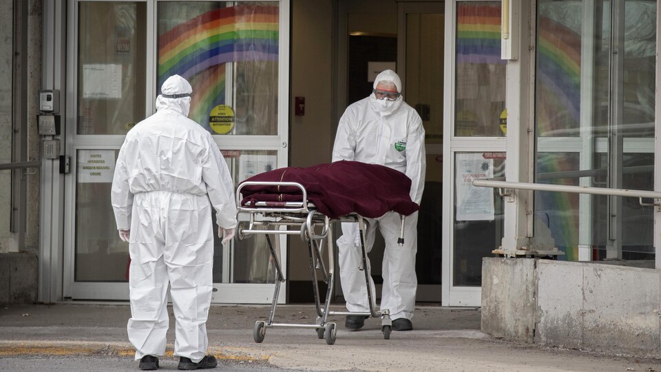Un cadavre est évacué du CHSLD Sainte-Dorothée, à Laval.
