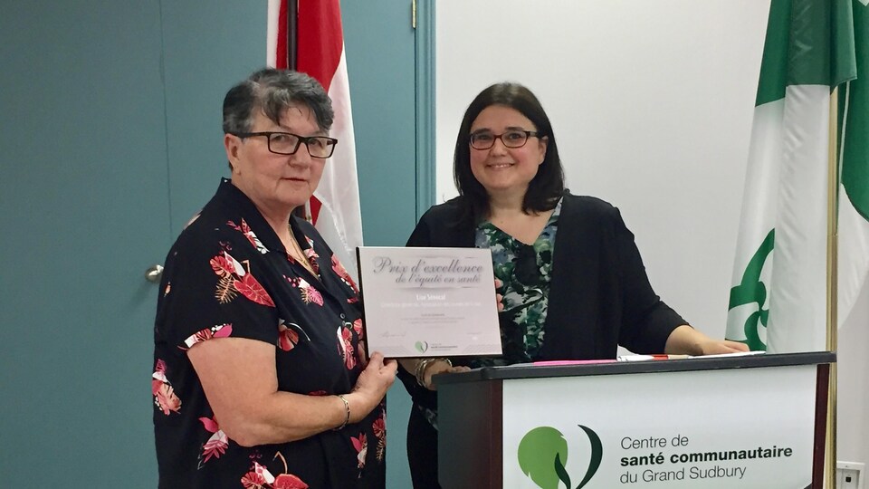 Lise Sénécal et Lynne Dupuis lors de la cérémonie de remise du prix au Centre de santé communautaire du Grand Sudbury