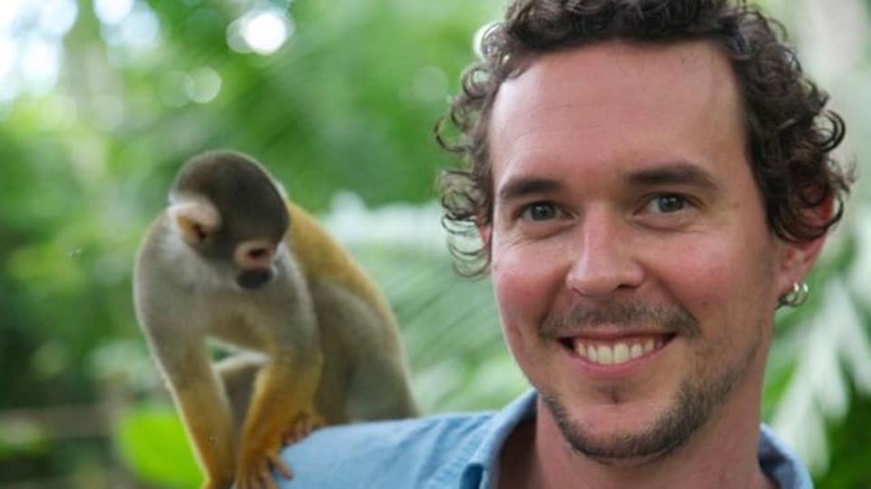 Adam Brown avec un petit singe à l'épaule