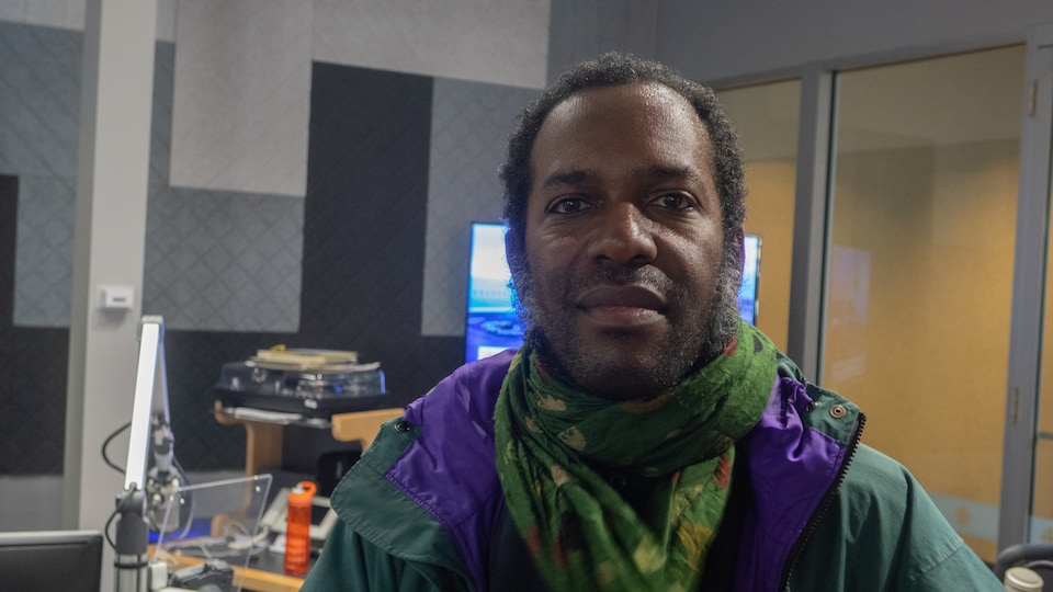 Jérôme Havre dans les studios de Radio-Canada à Sudbury