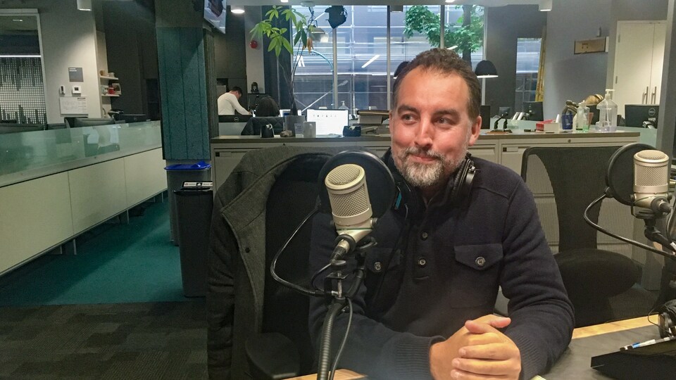Pierrot Ross-Tremblay au microphone de l'émission Ça parle au Nord