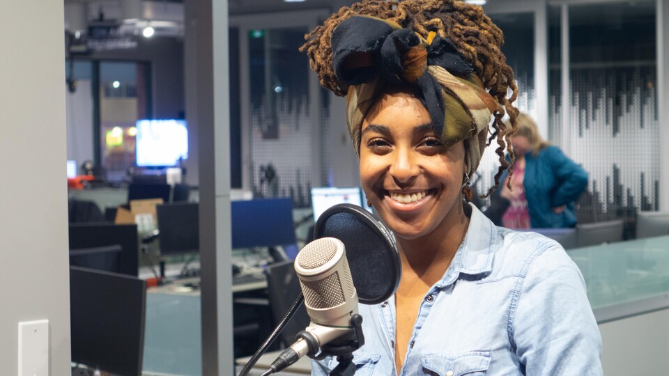 Ra'anna Ekundayo dans les studios de Radio-Canada Sudbury
