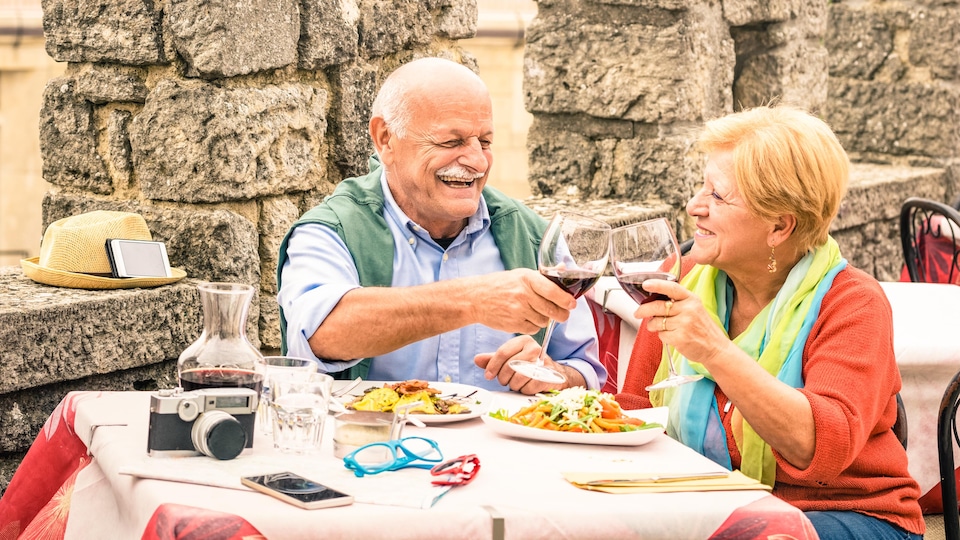 Deux personnes âgées assis à une table de restaurant.