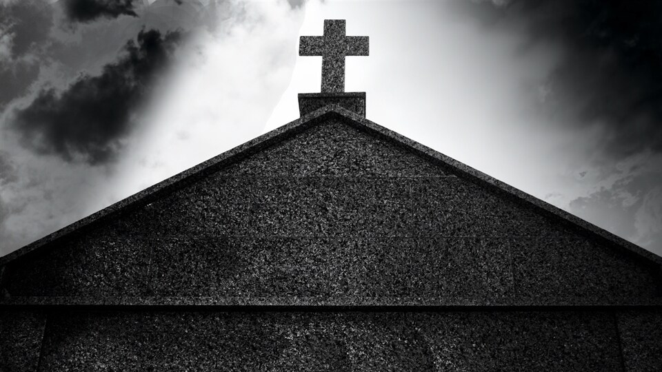 Croix au sommet d'une église