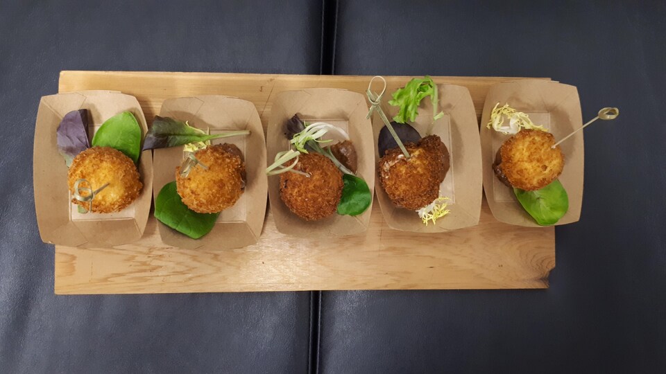 Cromesquis de fromage fleur de Weedon moutarde de fruits secs.