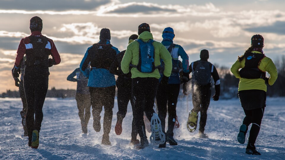 Une course a lieu sur le Lac-St-Jean à la pénombre