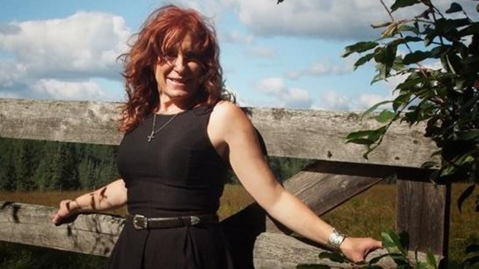 Crystal Plamondon est devant une balustrade.