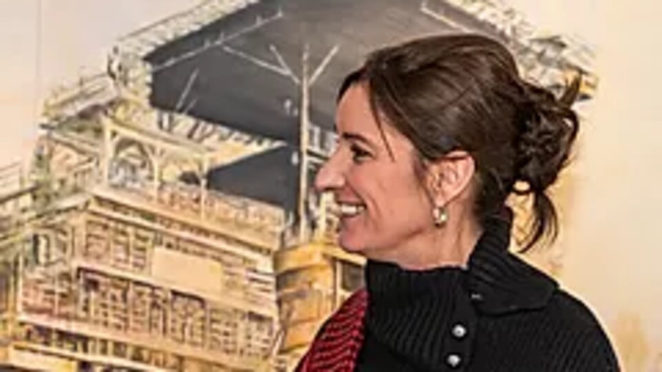 L'artiste Annie Bérubé devant une de ses toiles.
