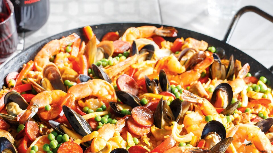 Une paëlla avec des moulles, des crevettes et du chorizo.