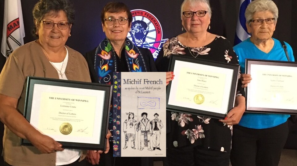 Les 'dictionary ladies' de Saint-Laurent, Manitoba reçoivent leur doctorat honorifique.