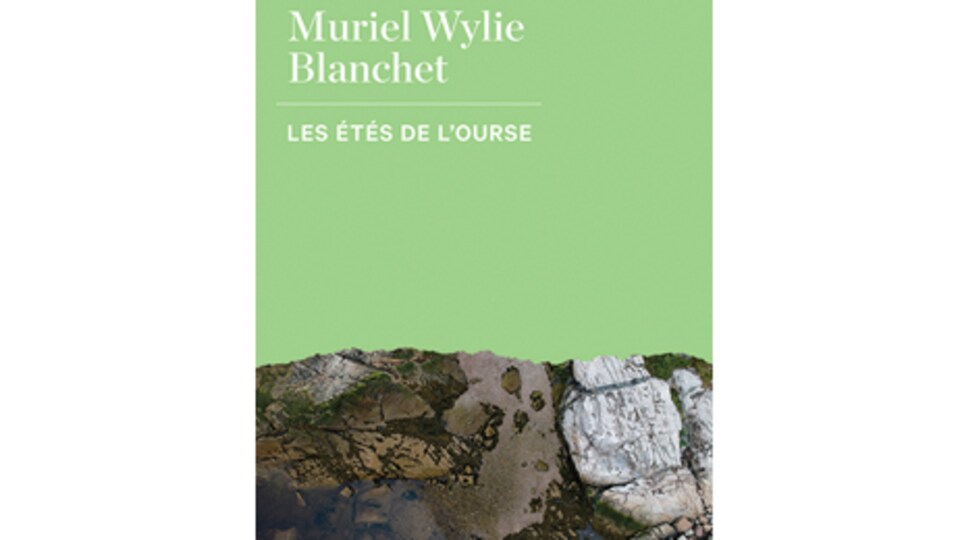 La couverture du livre 'Les étés de l'ourse' de Muriel Wylie Blanchet.