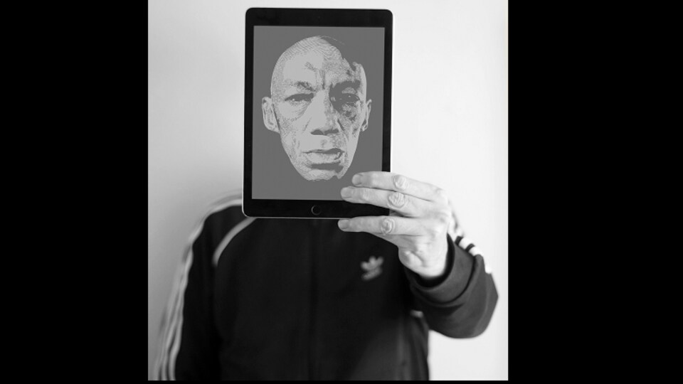 Autoportrait de Jérôme Baco avec un de ses dessins