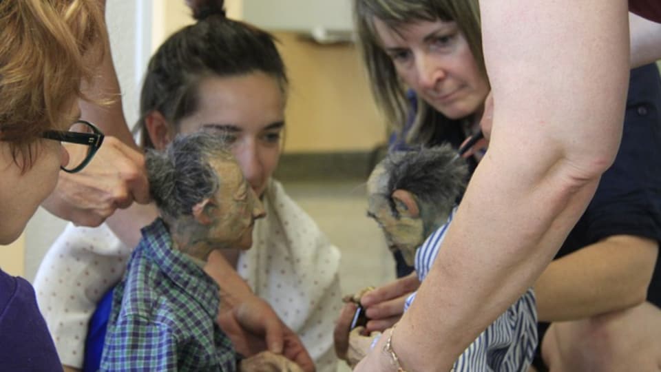 La marionnettiste Natalie Labossière avec une élève et deux marionnettes.