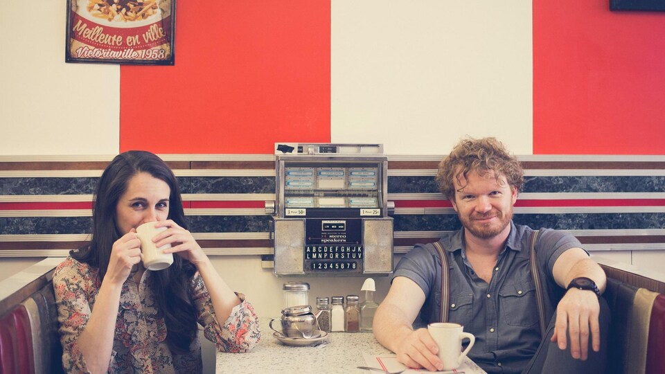 Le duo Prairie Comeau assis dans un restaurant.