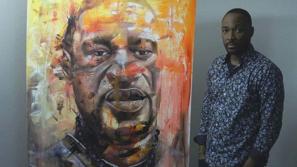 Le peintre Xavier Mutshipayi et sa toile réalisée en hommage à George Floyd.