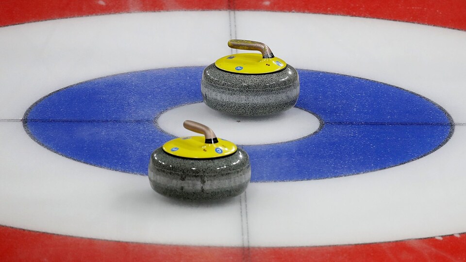 Deux pierres de curling dans la maison.