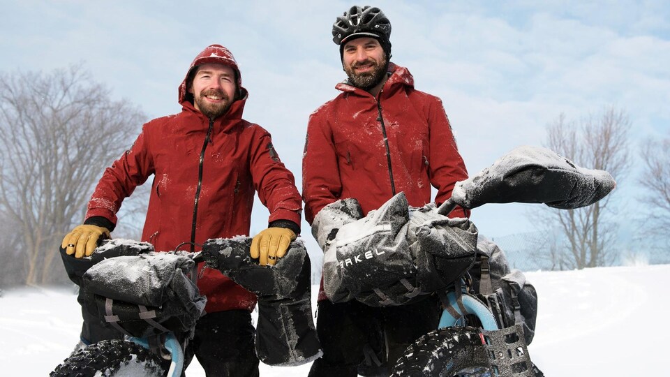 Deux cyclistes se préparent à pédaler la Route Blanche en fatbike à l'hiver 2020.