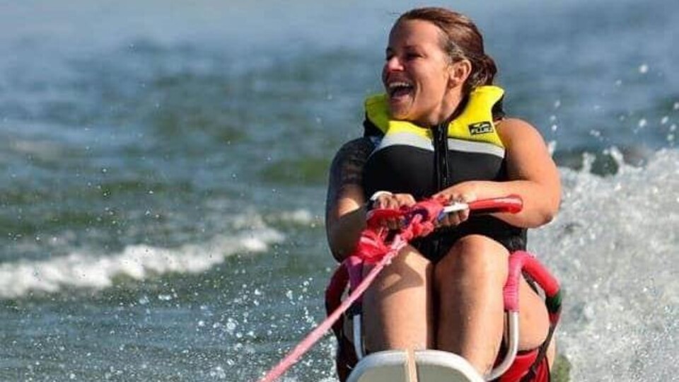 Daisy Carrier sur une planche de surf adaptée