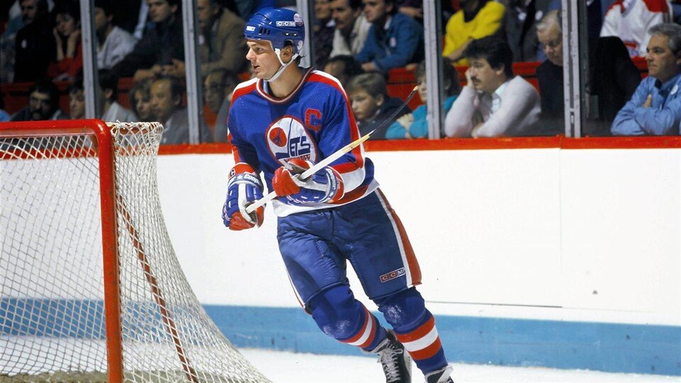 Dale Hawerchuck, capitaine des Jets de Winnipeg, dans sa première saison professionnelle en 1981.