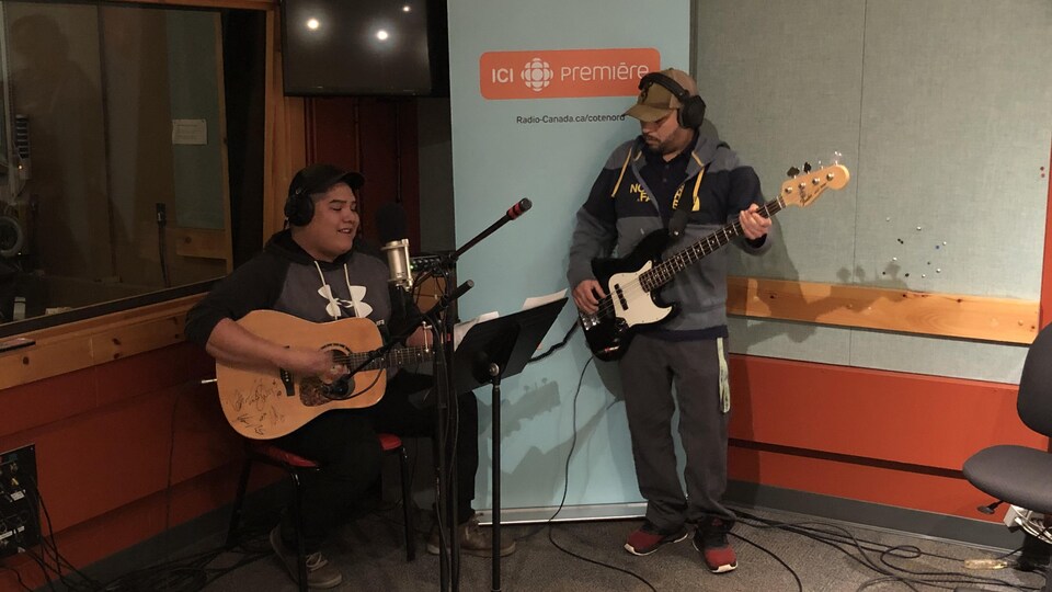 Dan-Georges est accompagné du bassiste Sylvestre McKenzie.