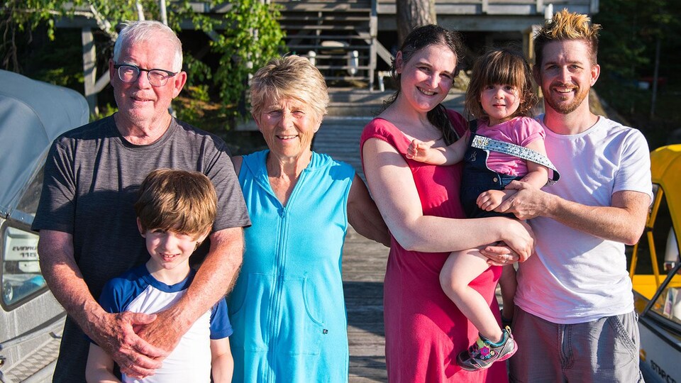 Dan Harper, ses parents, sa femme et leurs deux enfants.