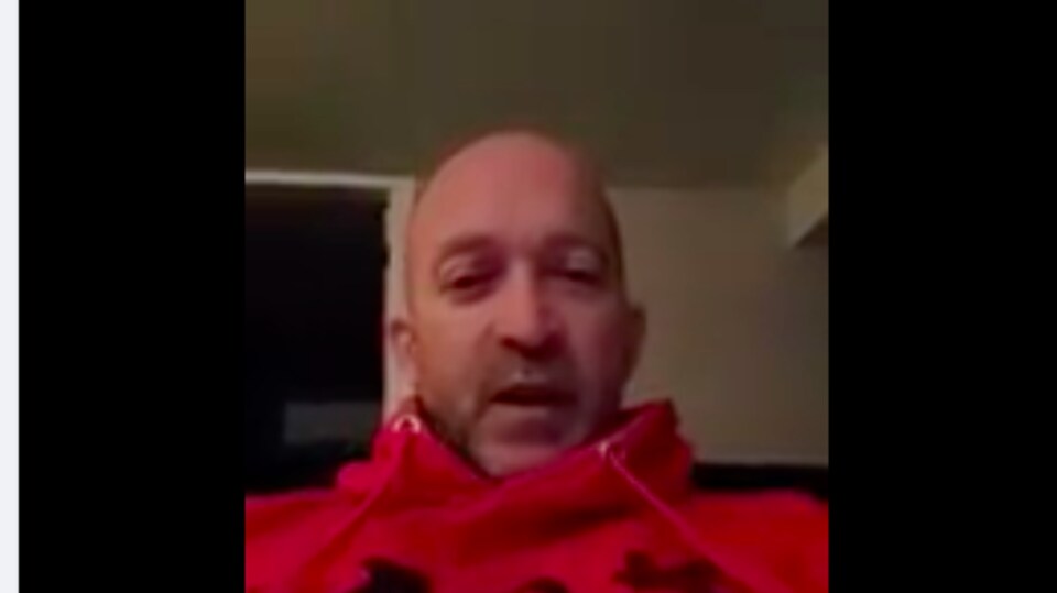 Un homme dans une capsule vidéo sous de l'écriture.