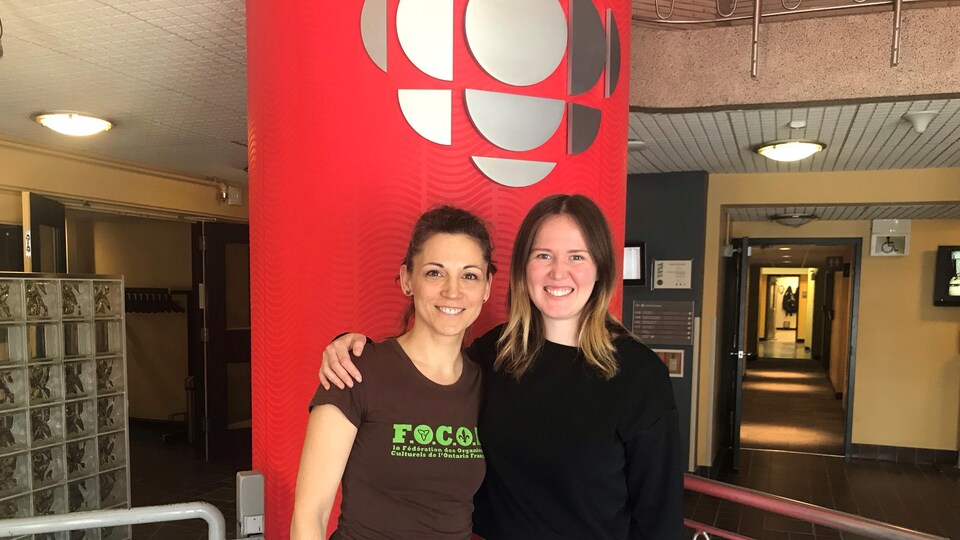 Dana Smith et Micheline Marchildon, humoristes manitobaines sont dans les locaux de Radio-Canada Manitoba.