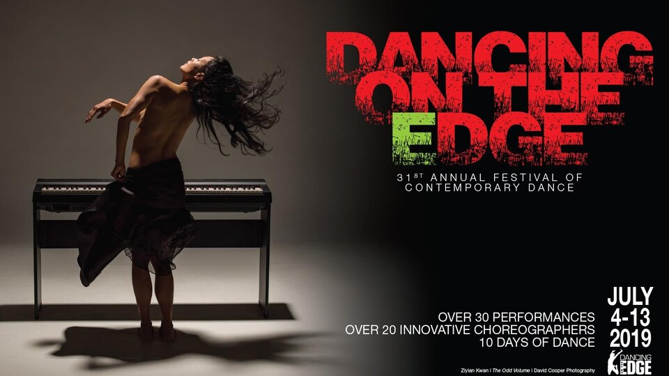Bannière du festival Dancing on the Edge. Une femme torse nue danse devant un piano.