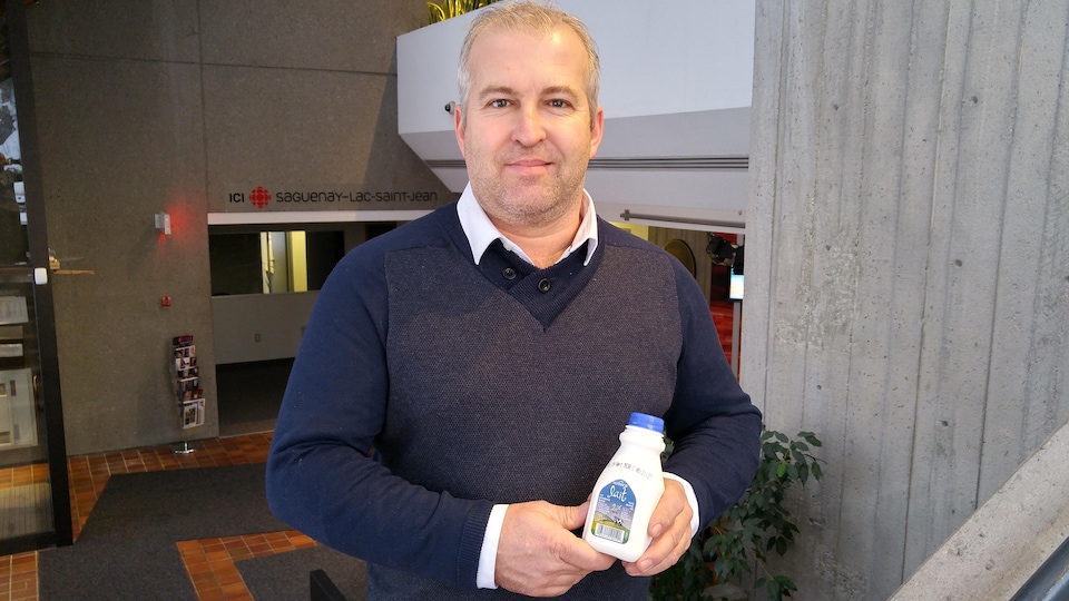 Daniel Gobeil tiens un berlingot de lait dans ses mains