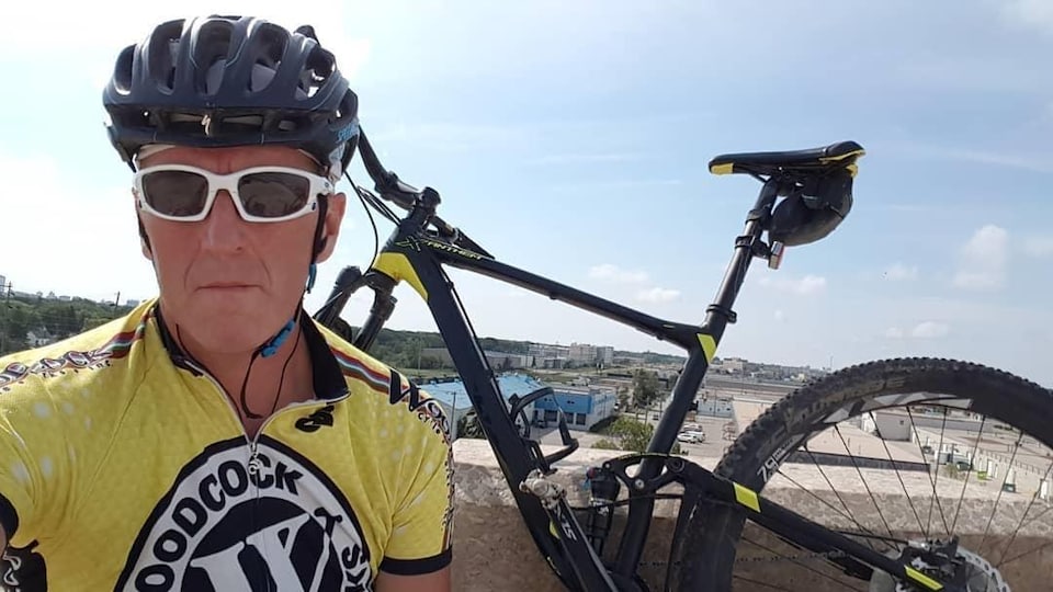 Jacques Marcoux avec un vélo.