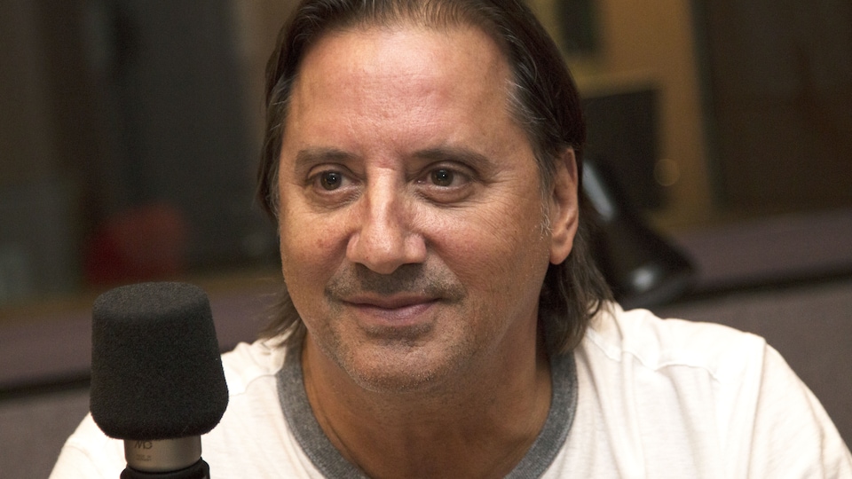 Daniel Vézina sits in front of a microphone.
