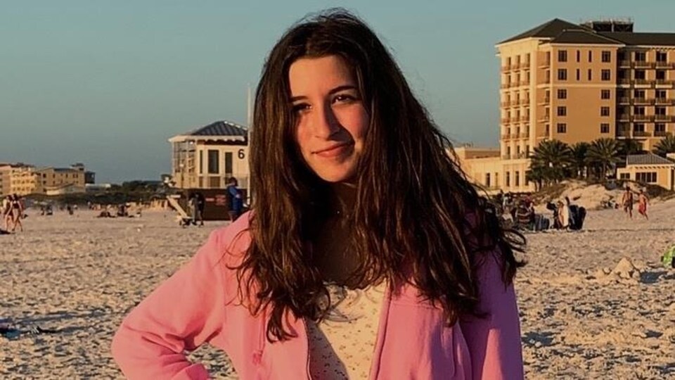 Une jeune fille.