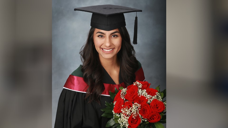 Jeune fille avec un costume de graduation.