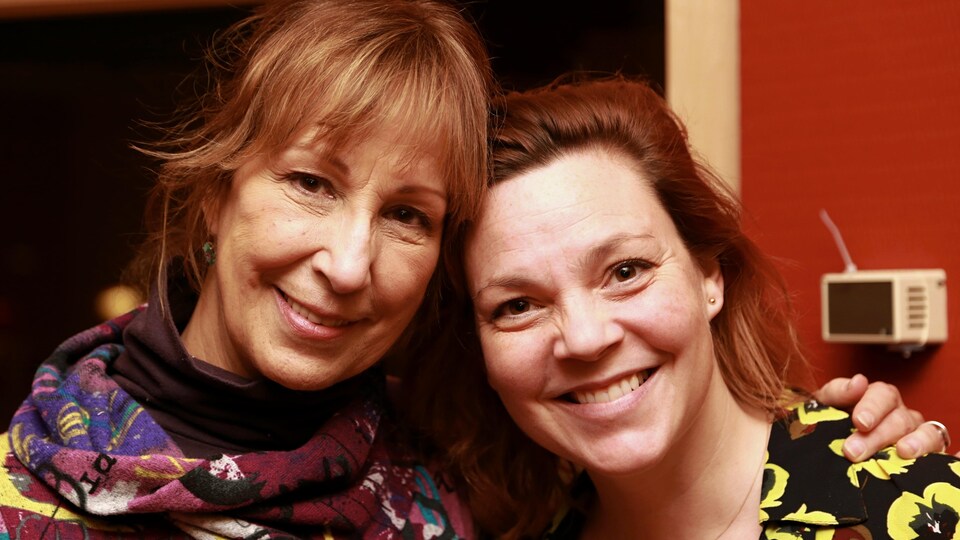 Danielle Proulx et Catherine Proulx-Lemay souriant dans un studio de radio.