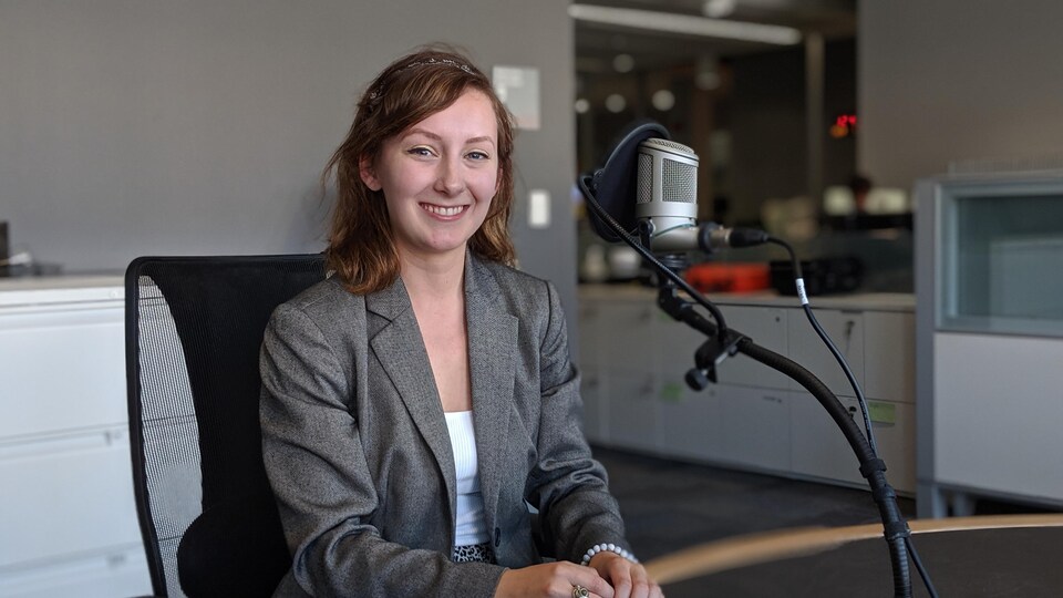 Photo d'une jeune femme dans un studio de radio.