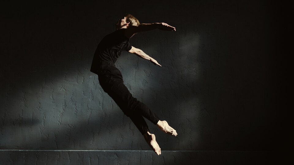 Un danseur effectue un saut