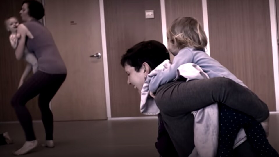 des femmes dansent avec leurs jeunes enfants.
