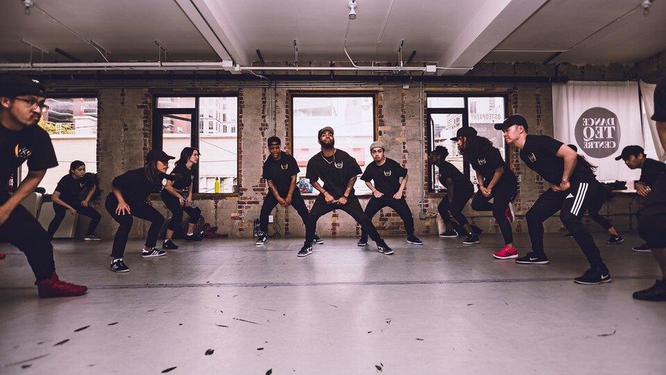 Une classe de danse hip hop pour adultes