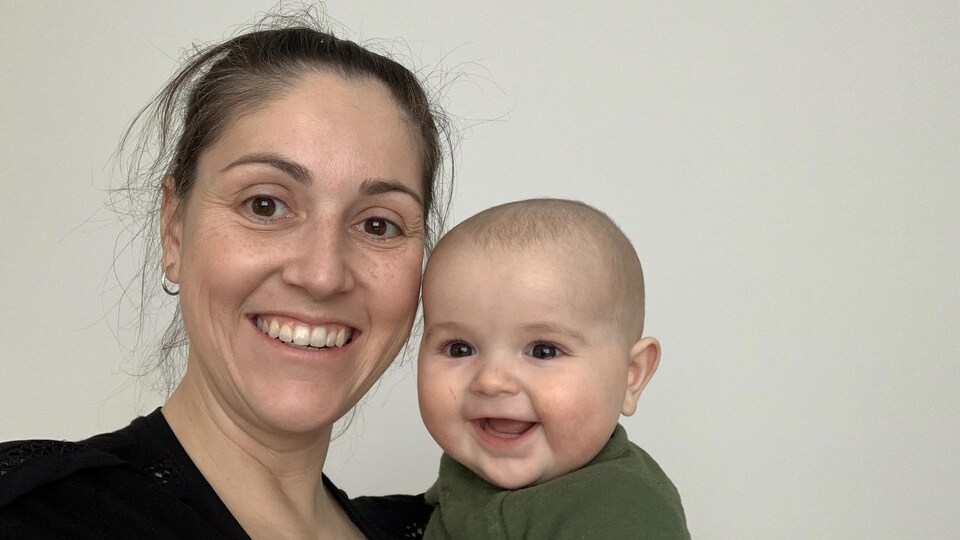 La maman et son bébé posent tout sourire devant la caméra. Tous deux prennent des cours de danse parent-bébé à l'école DansEncorps de Moncton