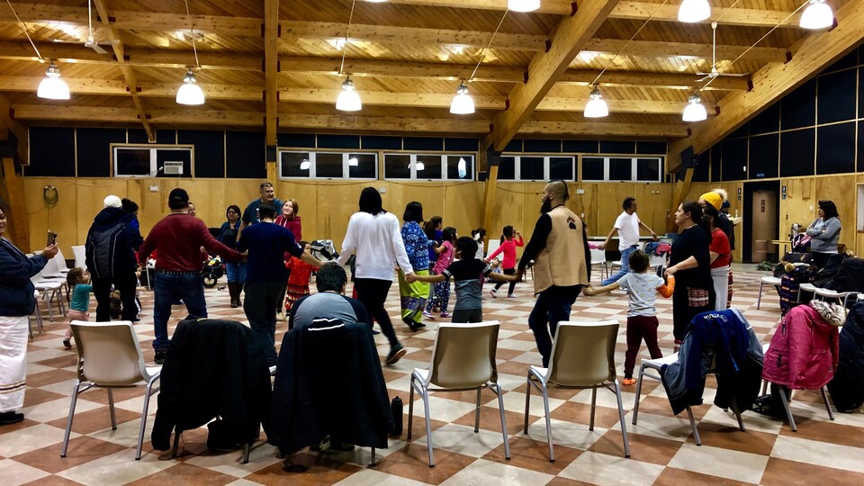 Des jeunes dansant dans la salle communautaire Naneu de Uashat, Sept-Îles