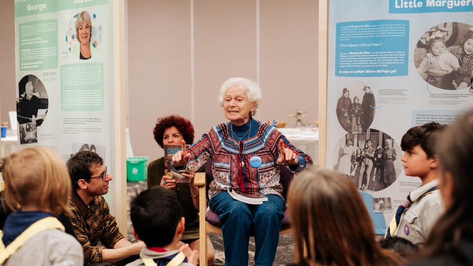 Une survivante de l'Holocauste discute avec de jeunes élèves.