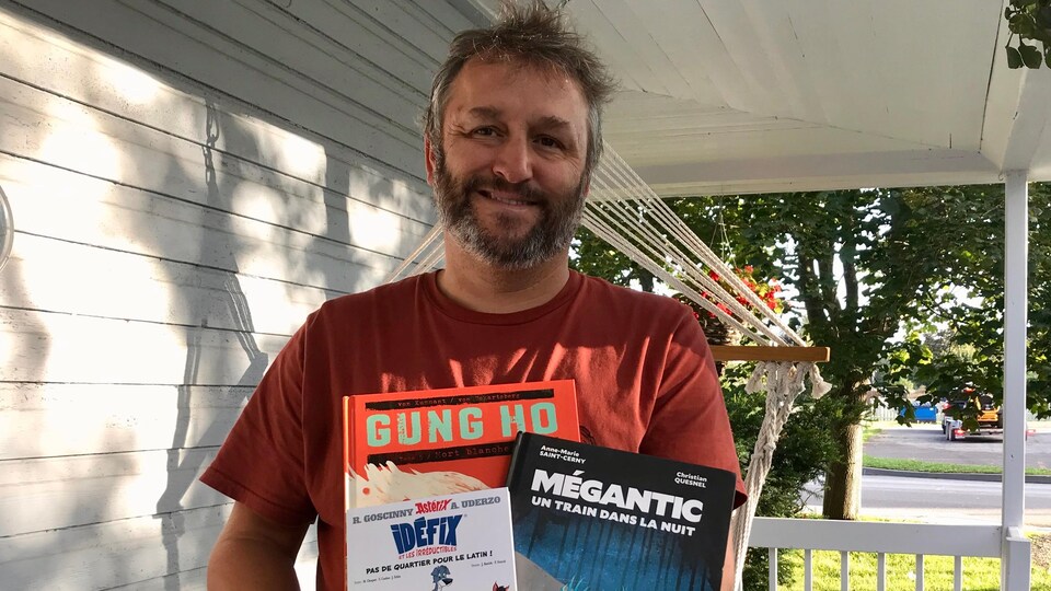 Dany Arsenault avec des bandes dessinées dans les bras
