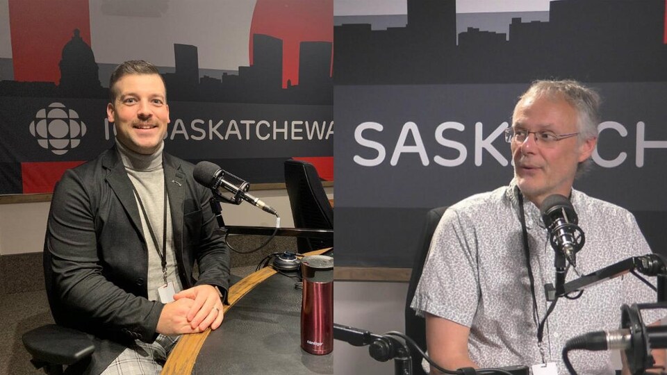 Deux invités dans un studio de radio