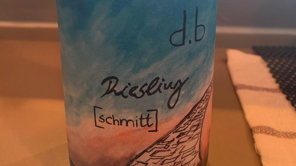 Une bouteille de vin blanc du producteur d.b. Schmitt.