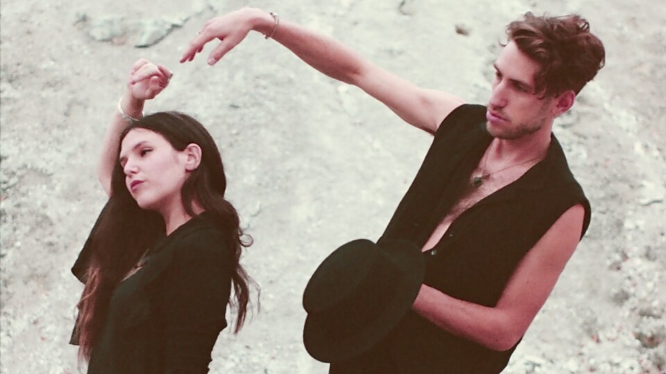Un homme et une femme danse dans une carrière
