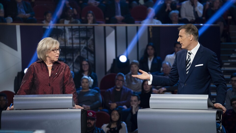 La chef du Parti vert, Elizabeth May, et le chef du Parti populaire, Maxime Bernier, en plein débat électoral.