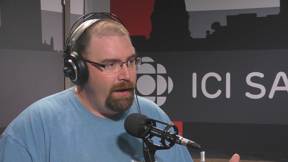 Denis simard, dans le studio de radio de l'émission Point du jour.