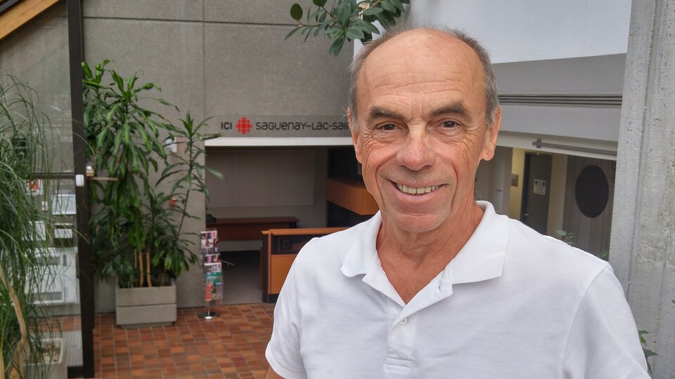 Denis Trottier dans l'entrée de la maison de Radio-Canada à Saguenay.